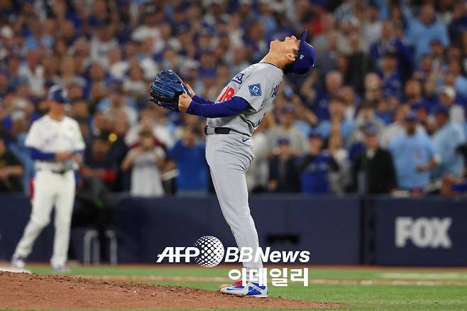 LA다저스의 일본인 투수 야마모토 요시노부가 월드시리즈 7차전을 승리로 이끈 뒤 마운드 위에서 포효하고 있다. 사진=AFBBNews
