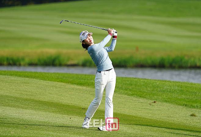 현세린이 2일 제주시의 엘리시안 제주 컨트리클럽에서 열린 KLPGA 투어 S-OIL 챔피언십 최종 4라운드에서 아이언 샷을 날리고 있다.(사진=이데일리 골프in 김상민 기자)