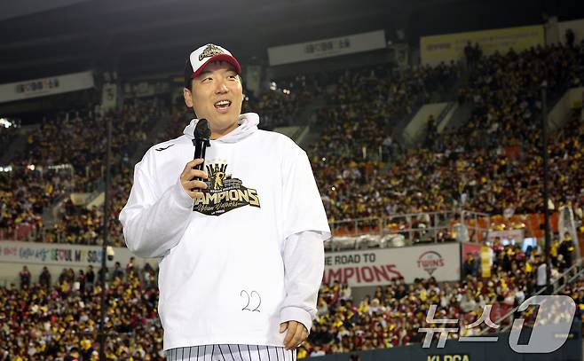 1일 서울 송파구 잠실야구장에서 열린 프로야구 LG트윈스 2025 한국시리즈 우승 세리머니 팬 감사 행사 '더 리턴 오브 챔피언스'(The Return of Champions)'에서 MVP를 수상한 김현수가 팬들에게 감사 인사를 전하고 있다. LG트윈스는 지난달 31일 2025 신한 SOL뱅크 KBO 한국시리즈(KS·7전 4선승제) 5차전에서 한화 이글스를 4-1로 꺾고 시리즈 전적 4승1패로 우승을 차지하며 2년 만에 통합 우승을 달성했다. 2025.11.1/뉴스1 ⓒ News1 이호윤 기자