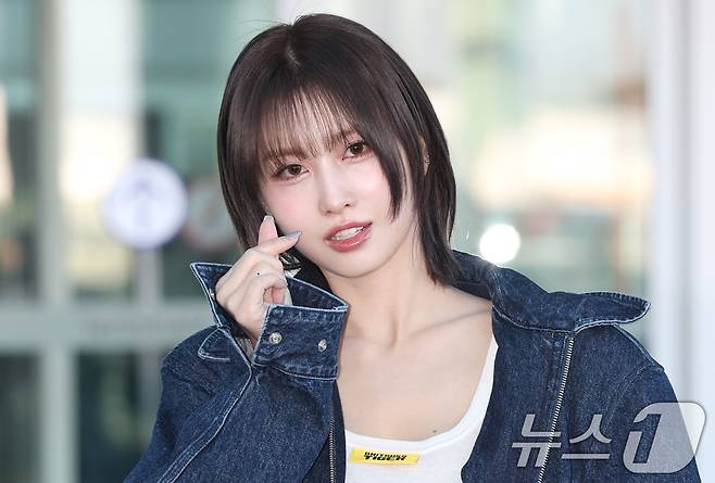 트와이스 모모가 해외 패션위크 일정을 위해 인천국제공항을 통해 출국하고 있다. 2025.2.24/뉴스1 ⓒ News1 권현진 기자