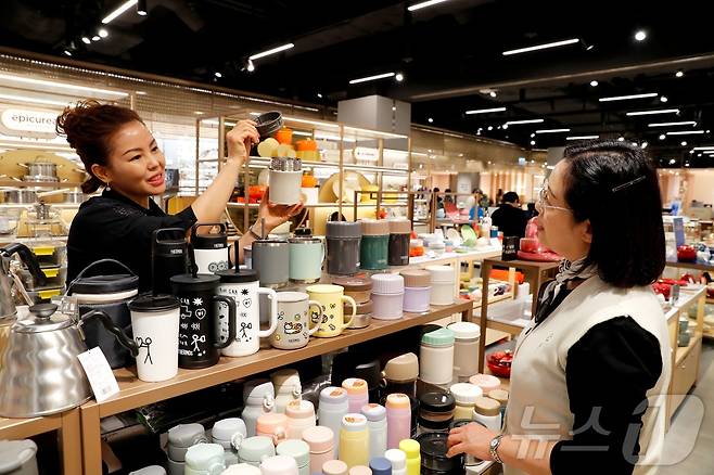 광주신세계 본관 8층 에피큐리언 매장에서 직원이 서모스 보온도시락을 판매하고 있다.(광주신세계 제공. 재배포 및 DB 금지)