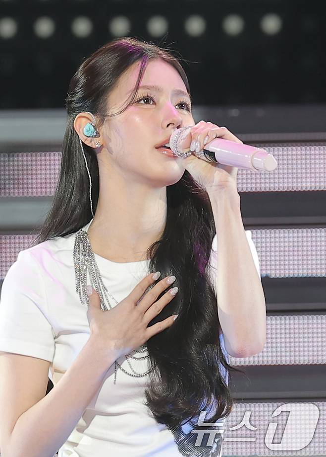 그룹 아이들(i-dle)의 미연이 3일 오후 서울 용산구 블루스퀘어에서 가진 두 번째 솔로 미니 앨범 '마이, 러버(MY, Lover)' 발매 쇼케이스에서 타이틀 곡 '세이 마이 네임(Say My Name)'을 열창하고 있다. 2025.11.3/뉴스1 ⓒ News1 권현진 기자