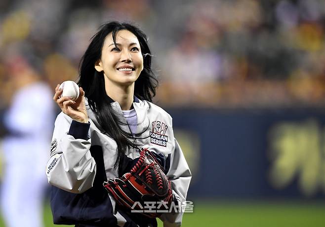 배우 김소연이 27일 잠실구장에서 열린 2025 KBO리그 한화와 LG의 한국시리즈 2차전에 앞서 시구를 한 뒤 관중석을 향해 인사를 하고 있다. 사진 | 박진업 기자 upandup@sportsseoul.com