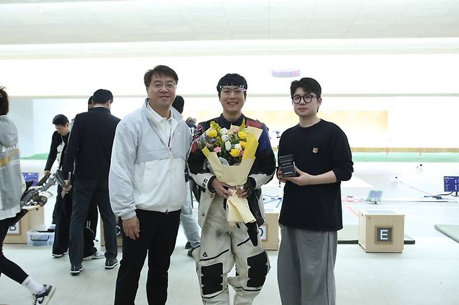 은퇴를 결정한 KT 사격단 김상도(가운데)가 2025 전국체전에서 마지막 경기를 마친 후 후배 박하준(오른쪽)의 꽃다발을 받았다. 사진 | KT