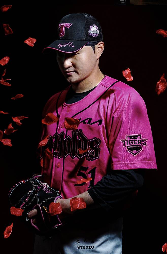 KIA 타이거즈 전상현이 개인 통산 100홀드 기념 유니폼을 입고 있다. 유니폼을 열정적으로 제작한 구단 관계자들에게 감사의 뜻을 전하면서도 다음에 또 기념 유니폼을 만들 기회가 생기면 핫핑크색이 아닌 무난한 색으로 하고 싶다고. 사진제공=KIA 타이거즈
