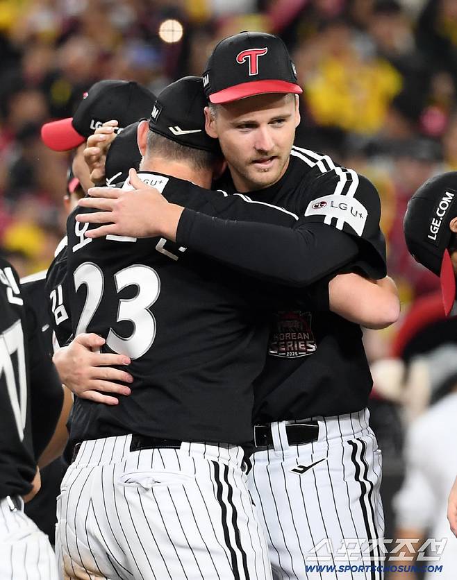 31일 대전 한화생명볼파크에서 열린 한국시리즈 5차전 한화 이글스와 LG 트윈스의 경기. 우승을 차지한 LG 오스틴, 톨허스트가 환호하고 있다. 대전=박재만 기자 pjm@sportschosun.com/2025.10.31/