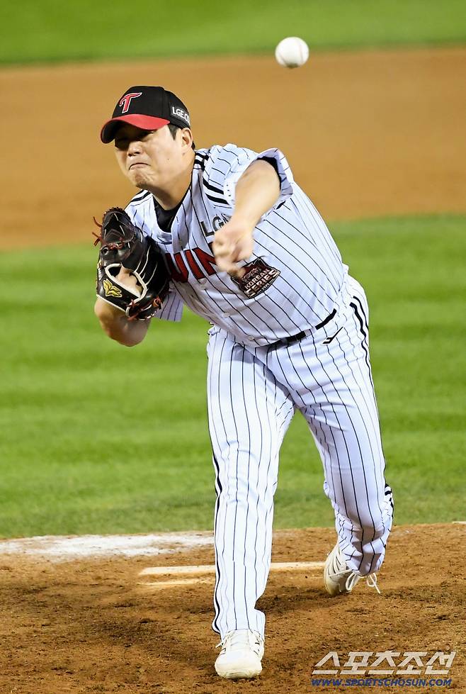 27일 잠실구장에서 열린 한국시리즈 2차전 LG 트윈스와 한화 이글스의 경기. LG 함덕주가 역투하고 있다. 잠실=박재만 기자 pjm@sportschosun.com/2025.10.27/