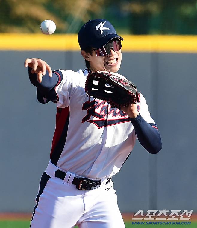 야구 국가대표팀 선수들이 3일 오후 일산 고양 야구대표팀훈련장에서 훈련을 했다. 수비훈련을 하고 있는 송성문. 고양=송정헌 기자songs@sportschosun.com/2025.11.03/