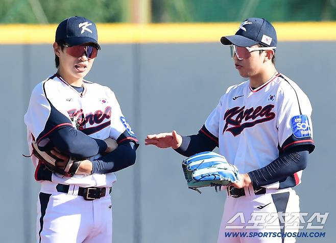 야구 국가대표팀 선수들이 3일 오후 일산 고양 야구대표팀훈련장에서 훈련을 했다. 수비훈련 도중 대화를 나누고 있는 송성문, 김영웅. 고양=송정헌 기자songs@sportschosun.com/2025.11.03/