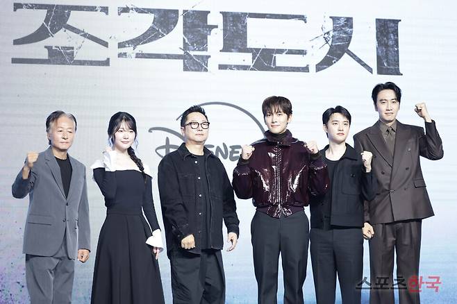 디즈니+의 오리지널 시리즈 '조각도시' 제작발표회에 참석한 김종수, 조윤수, 박신우 감독, 지창욱, 도경수, 이광수. 25. 11.3 ⓒ이혜영 기자 lhy@hankooki.com