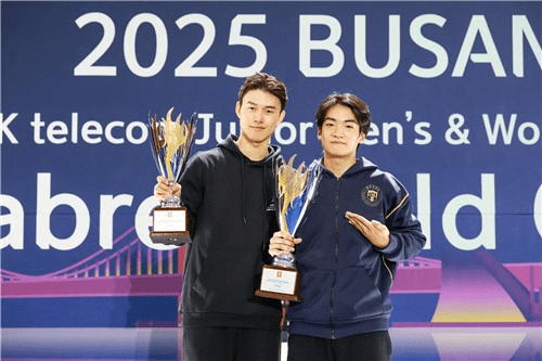 부산 국제 주니어 사브르 월드컵 개인전에서 금, 은메달을 나눠사진 이준희(오른쪽)와 김지환. 대한펜싱협회