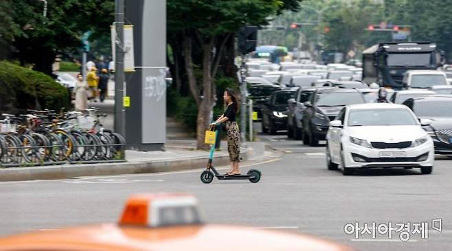 서울 마포구 공덕역 인근 도로에서 한 시민이 헬멧을 미착용한채 주행하고 있는 모습. 강진형 기자