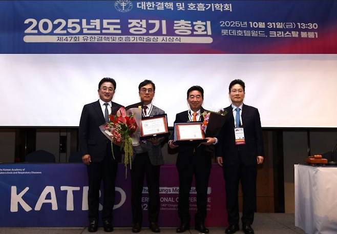 유한양행과 대한결핵 및 호흡기학회는 지난달 31일 서울 잠실 롯데호텔월드 크리스탈볼룸에서 열린 '대한결핵 및 호흡기학회 2025년도 정기총회'에서 시상식을 진행했다. 사진 왼쪽부터 유재천 유한양행 부사장, 정만표 삼성서울병원 교수, 박재용 칠곡경북대학교병원 교수, 안중현 대한결핵 및 호흡기학회장이 기념사진을 촬영하고 있다. 유한양행