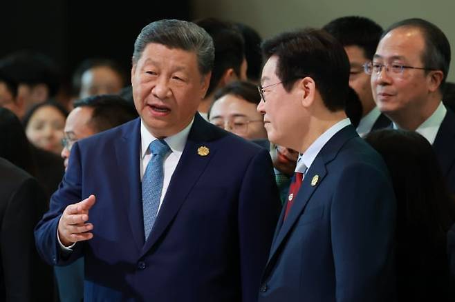 이재명 대통령과 시진핑 중국 국가 주석이이 31일 경북 경주시 라한셀렉트호텔에서 열린 지난 31일 아시아태평양경제협력체(APEC) 정상회의 갈라만찬 영접장에서 대화하고 있다. /연합뉴스