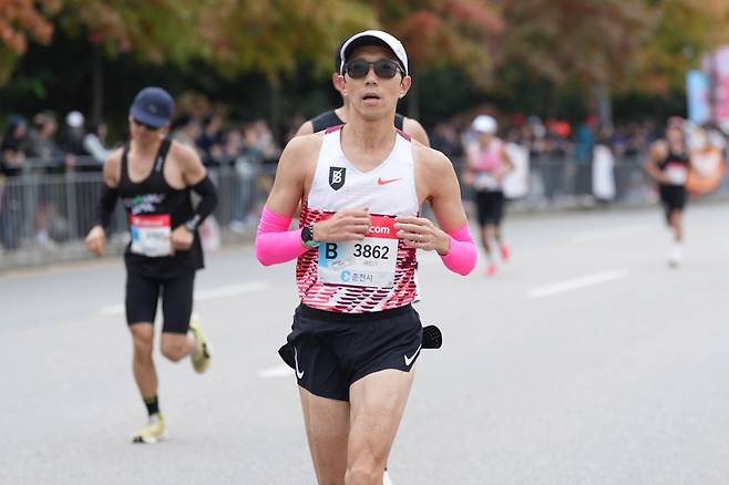 10월 26일 2025 춘천마라톤 풀코스에 참가한 채민기 기자. /포토스포츠