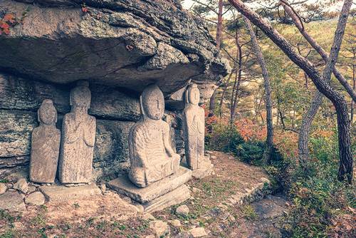 운주사 곳곳에 자리한 석불들
