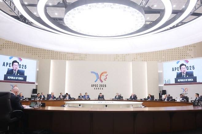 2025 아시아태평양경제협력체(APEC) 정상회의 의장인 이재명 대통령이 1일 경주화백컨벤션센터(HICO)에서 열린 제2세션을 주재하고 있다. ⓒ연합뉴스