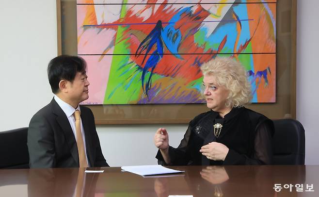 노벨 물리학상 선정위원회 위원인 에바 올손 스웨덴 샬메르스공과대 교수(오른쪽)와 김주한 서울대 연구부총장이 지난달 30일 서울대에서 대담을 나누고 있다. 올손 교수는 이날 “창의적 연구를 위해선 실패를 수용하는 분위기가 중요하다”고 강조했다. 장승윤 기자 tomato99@donga.com