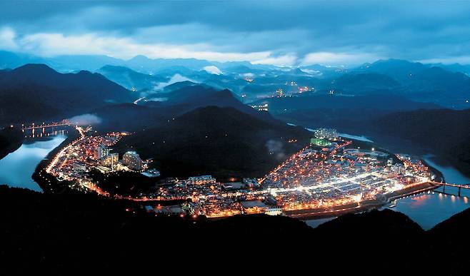 충북 단양군이 밤이 아름다운 도시, 야간관광의 명소로 도약하기 위한 새로운 변신을 준비하고 있다. 사진은 양방산 전망대에서 본 단양 야경 전경. 단양군 제공