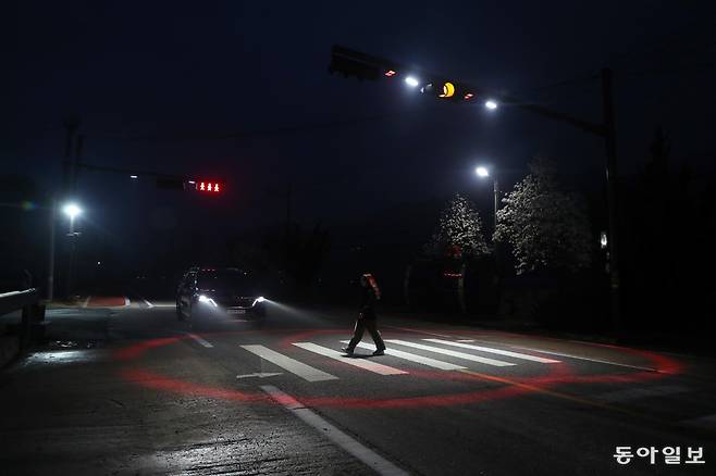 스마트횡단보도. 보행자가 나타나면 횡단보도 주변에 가로등이 자동으로 들어온다. 동아일보DB