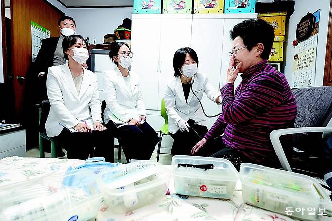 의사, 간호사, 영양사 등으로 구성된 건강장수팀이 노인 가구에 방문해 진료하고 있다. 변영욱 기자 cut@donga.com