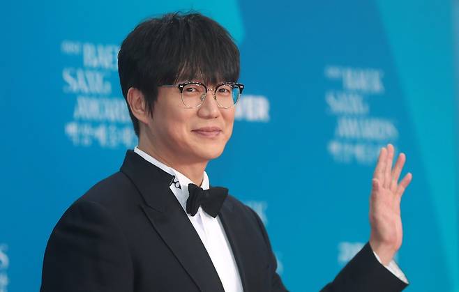 가수 성시경(사진)이 10년 넘게 함께한 매니저에게 금전 피해를 입고 직접 심경을 밝혔다. “믿음이 깨지는 일, 이 나이에도 쉽지 않다”며 상실감을 전했다. 서울=뉴시스