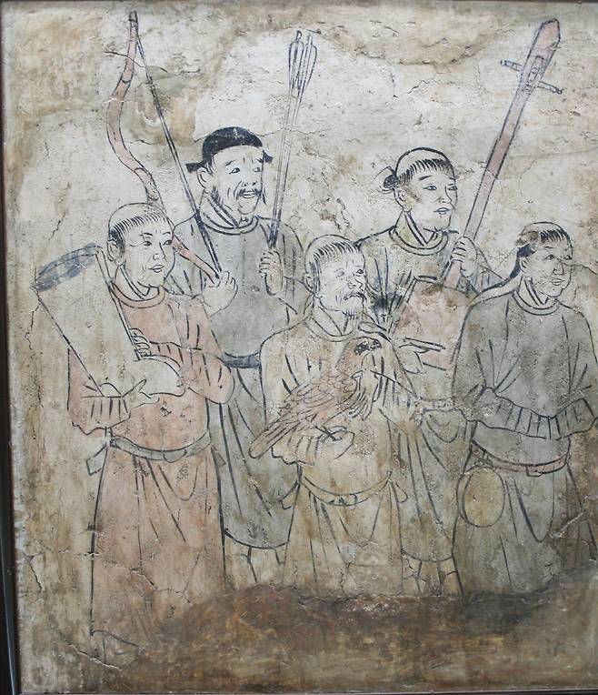 가운데 머리털을 다 밀고 주변 머리털로 장식하는 곤발(髡髮)을 한 요나라 악대의 모습을 담은 벽화. 사진 출처 강인욱 교수