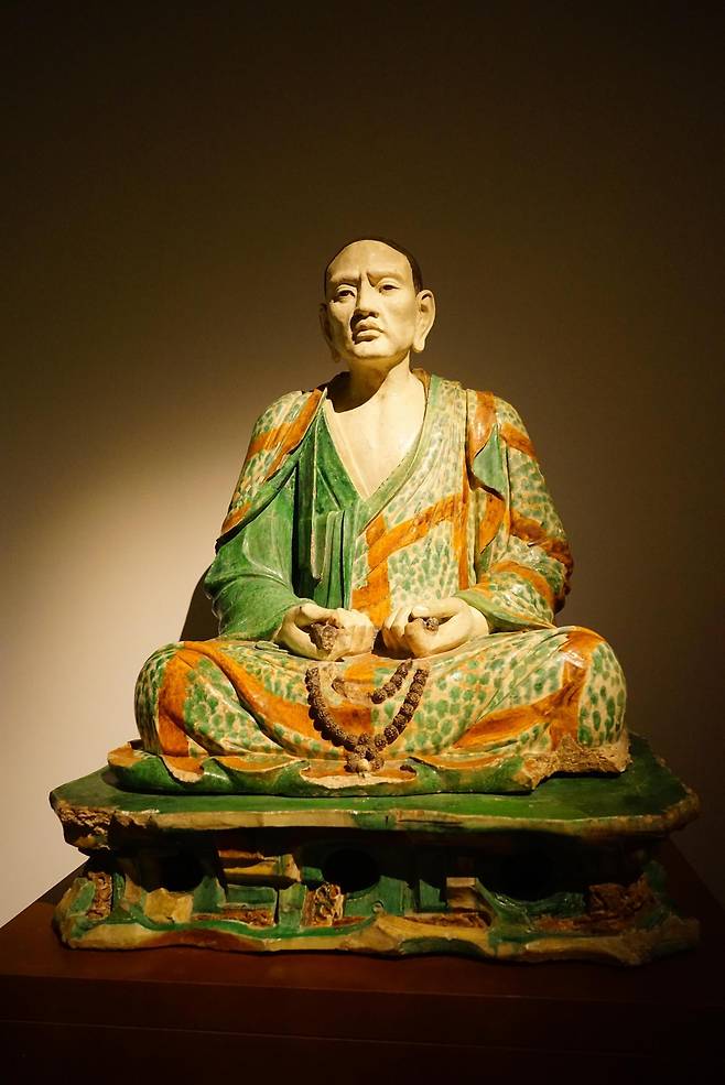 프랑스 국립 기메동양박물관에 소장된 요나라의 나한상. 중국의 역대 불교 유물 가운데 문화재적 가치가 높은 것으로 평가받고 있다. 사진 출처 강인욱 교수