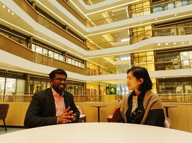 9월 2일 스웨덴 카롤린스카연구소에서 만난 샘슨 니빈스 신경과학부 연구원(왼쪽)은 브레인롯을 “뇌에 과부하가 걸린 현상”이라고 설명했다. 과학동아 제공