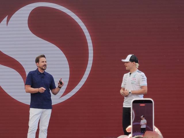 메르세데스 F1 드라이버 발테리 보타스(오른쪽)가 지난 9월 미국 하와이주 마우이에서 열린 퀄컴 연례행사 '스냅드래곤 서밋 2025' 킥오프 행사에서 인사하고 있다. 김나인 기자