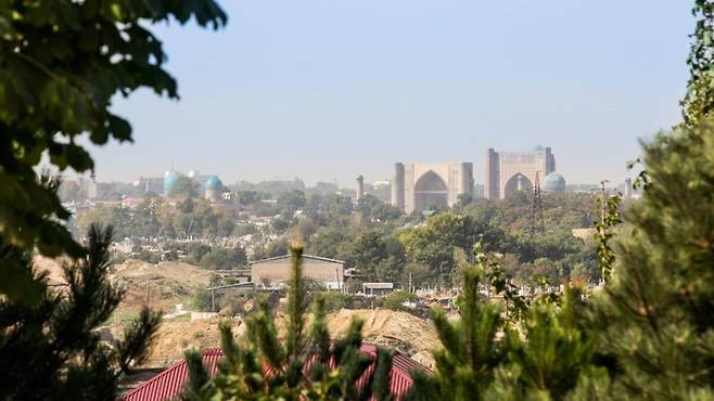 아시아개발은행(ADB)은 우즈베키스탄 사마르칸트 태양광에너지·배터리에너지저장(BESS)시설 구축 프로젝트에 1억4000만달러 금융 패키지를 지원해 약 60만 가구가 사용할 전력을 공급할 계획이다. 사진 출처 : ADB