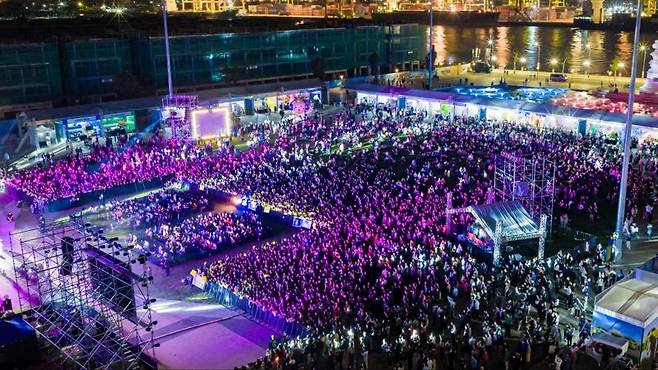 지난 1일과 2일 양일간 베트남 하이퐁시 빈홈 로얄아일랜드 광장에서 개최된 '2025 아세안 K-푸드 페어'에 4만여명의 관람객들이 찾았다. 사진=김준석 특파원