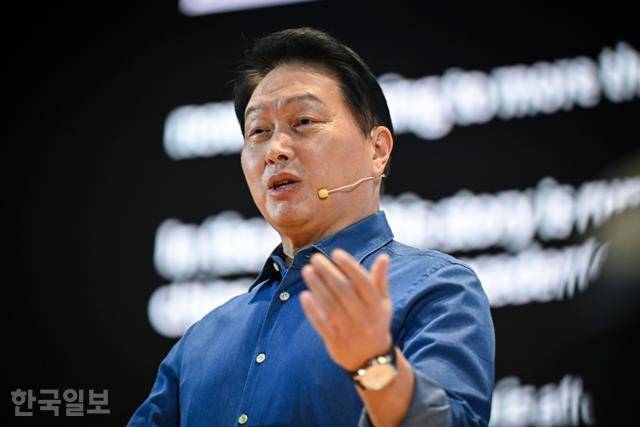 최태원 SK그룹 회장이 3일 서울 강남구 코엑스 오디토리움에서 열린 'SK AI 서밋 2025' 키노트 세션에서 'AI Now&Next'를 주제로 기조연설을 하고 있다. 정다빈 기자