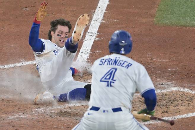 <yonhap photo-5311="">클레멘트가 2일(한국시간) WS 7차전 6회 말 득점하고 있다. EPA=연합뉴스</yonhap>
