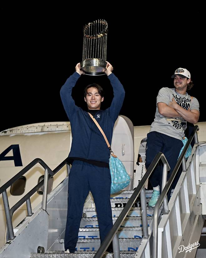 야마모토가 3일(한국시간) 우승 트로피를 들고 전세기에서 내리고 있다. 사진=다저스 SNS