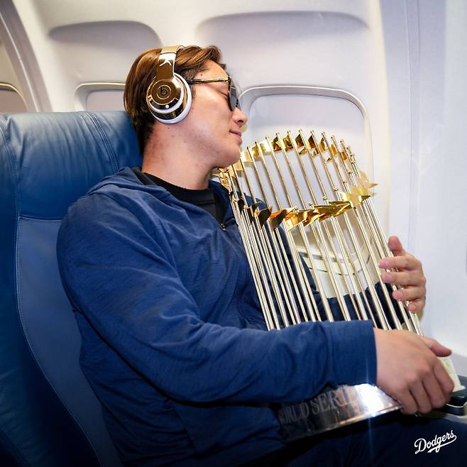 야마모토가 우승 트로피를 안고 있다. 사진=다저스 SNS