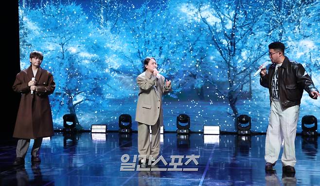 어반자카파가 3일 오후 서울 강남구 일지아트홀에서 열린 신보 'STAY' 발매 기념 음감회에 참석해 타이틀곡 무대를 선보이고 있다. 타이틀곡 ‘스테이’를 비롯해 ‘우리의 겨울’, ‘디 원’, ‘나약’, ‘열손가락’, ‘안녕’, ‘순간’ 등 총 7곡이 수록됐다. 이중 ‘열손가락’과 ‘안녕’은 지난해 발매했던 싱글이다. 멤버 권순일이 전 곡 작사·작곡 전반에 참여했다. 서병수 기자 qudtn@edaily.co.kr /2025.11.03/