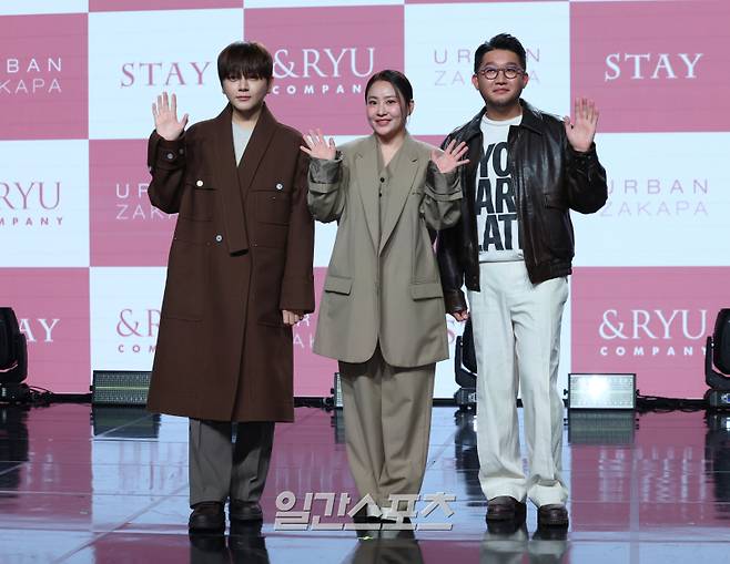 어반자카파 권순일, 조현아, 박용인이 3일 오후 서울 강남구 일지아트홀에서 열린 신보 'STAY' 발매 기념 음감회에 참석해 포토타임을 갖고 있다. 타이틀곡 ‘스테이’를 비롯해 ‘우리의 겨울’, ‘디 원’, ‘나약’, ‘열손가락’, ‘안녕’, ‘순간’ 등 총 7곡이 수록됐다. 이중 ‘열손가락’과 ‘안녕’은 지난해 발매했던 싱글이다. 멤버 권순일이 전 곡 작사·작곡 전반에 참여했다. 서병수 기자 qudtn@edaily.co.kr /2025.11.03/