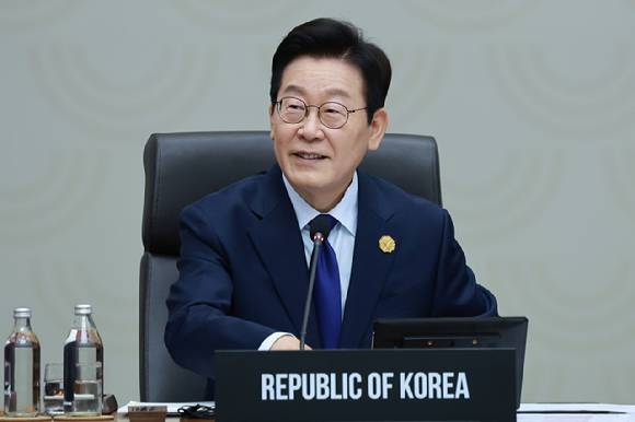 이재명 대통령이 지난달 31일 경주화백컨벤션센터(HICO)에서 열린 2025 아시아태평양경제협력체(APEC) 정상회의 제1세션을 주재하고 있다. [사진=연합뉴스]