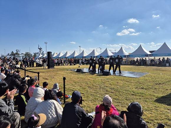 지난 1일 해군제2함대 연병장 일원에서 ‘2025 평택 해양페스티벌’이 열리고 있다.  [사진=평택시]