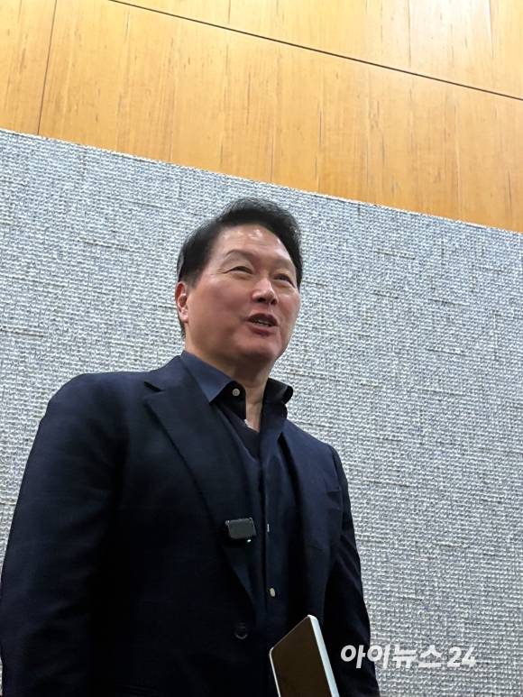 최태원 SK그룹 회장이 3일 서울 강남구 코엑스에서 열린 'SK AI 서밋'에서 기자들과 만나 질의응답을 하고 있다. [사진=권서아 기자]