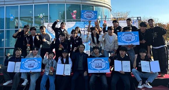 4회 국립부산과학관장배 전국드론축구대회에서 KNUT 드론축구단 교통대 B팀이 기념 촬영을 하고 있다. [사진=국립한국교통대학교]