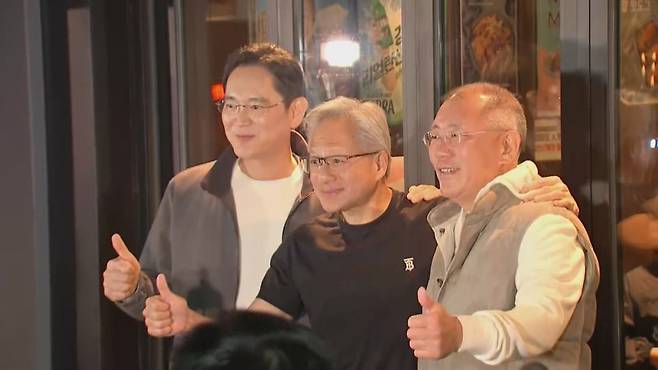 이재용(왼쪽) 삼성전자 회장과 젠슨 황(가운데) 엔비디아 최고경영자, 정의선 현대자동차그룹 회장이 지난달 30일 치킨집에서 회동 후 기념 사진을 촬영하는 모습