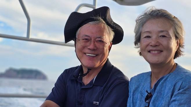 문재인 전 대통령(왼쪽)과 김정숙 여사 (문재인 전 대통령 SNS)