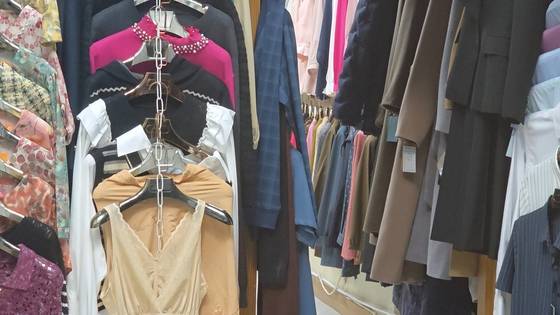 중국 베이징 북한대사관 인근 북한쇼핑거리 상점 내부 모습. 겨울용 외투와 내의 등이 진열돼 있다. 사진 이도성 특파원.