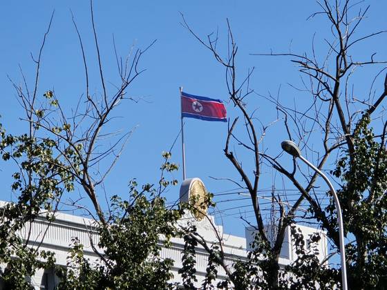 중국 베이징에 위치한 주중국 북한대사관 건물 위로 인공기가 휘날리고 있다. 사진 이도성 특파원.