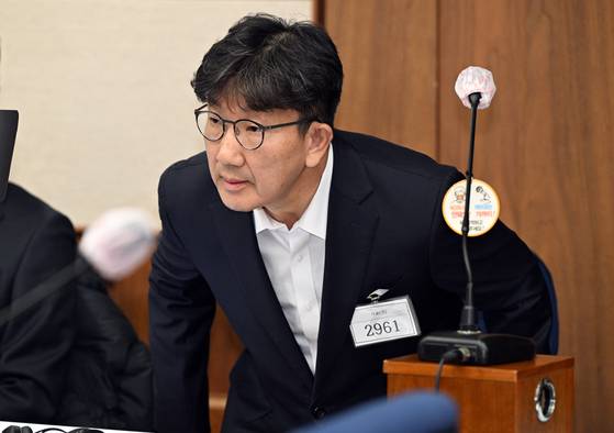 권성동 국민의힘 의원이 3일 서울 서초동 서울중앙지법에서 통일교로부터 불법 정치자금을 수수한 혐의 사건 1차 공판에 출석해 자리에 앉고 있다. 뉴스1