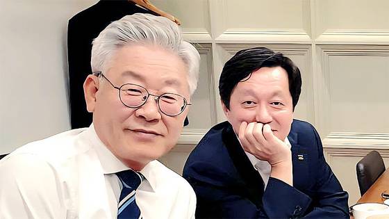 이재명 대통령의 경기지사 시절 정진상 전 민주당 대표 정무조정실장과 찍은 사진. 중앙포토