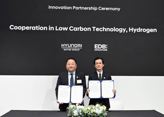 현대차그룹은 '2025년 APEC 정상회의' 주간 경주엑스포대공원 내 'K-테크 쇼케이스' 행사장에서 싱가포르 경제개발청(EDB)과 '수소 중심 저탄소 기술 개발 기회 발굴을 위한 업무협약'을 체결했다고 3일 밝혔다. 박재하 현대차그룹 글로벌수소비즈니스사업부 상무(왼쪽)와 클라란스 추아 EDB 한국·일본 총괄 이사가 서명 뒤 기념 촬영을 하고 있다. 연합뉴스