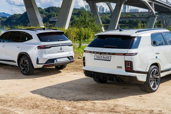 르노코리아 그랑 콜레오스(왼쪽)와 KGM 액티언 하이브리드.